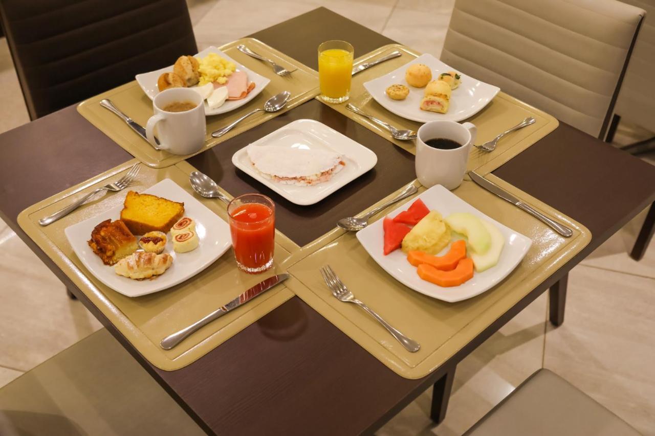 فندق Tryp By Wyndham ريبيراو بريتو المظهر الخارجي الصورة A breakfast table