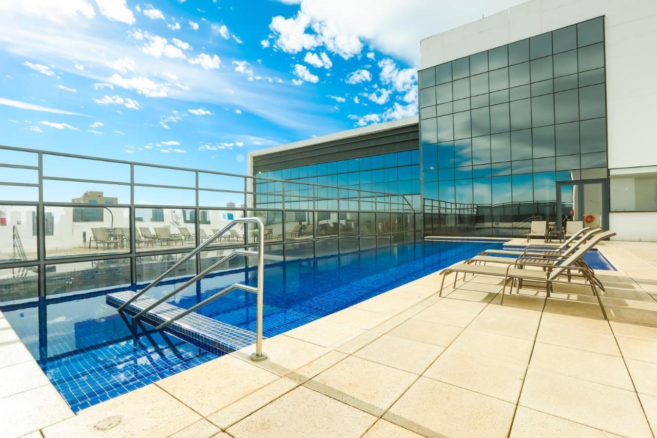 فندق Tryp By Wyndham ريبيراو بريتو المظهر الخارجي الصورة Rooftop pool at the hotel